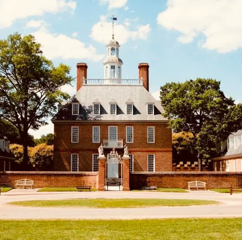 a view on a building from the Colonial period